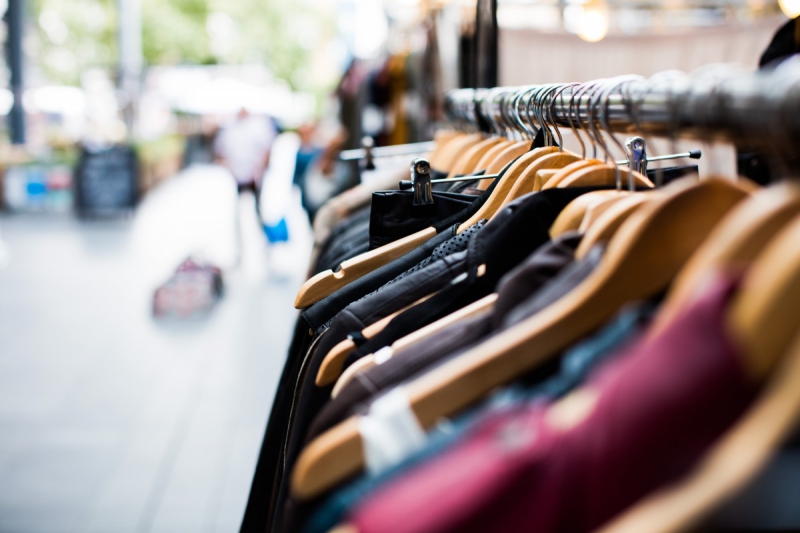 ecommerce-LA SEYNE SUR MER-min_blur_close_up_focus_hanger_jacket_market_people_rack-1176303