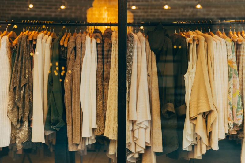 ecommerce-LA SEYNE SUR MER-min_clothe_fashion_store_shop_window_store_front-21277